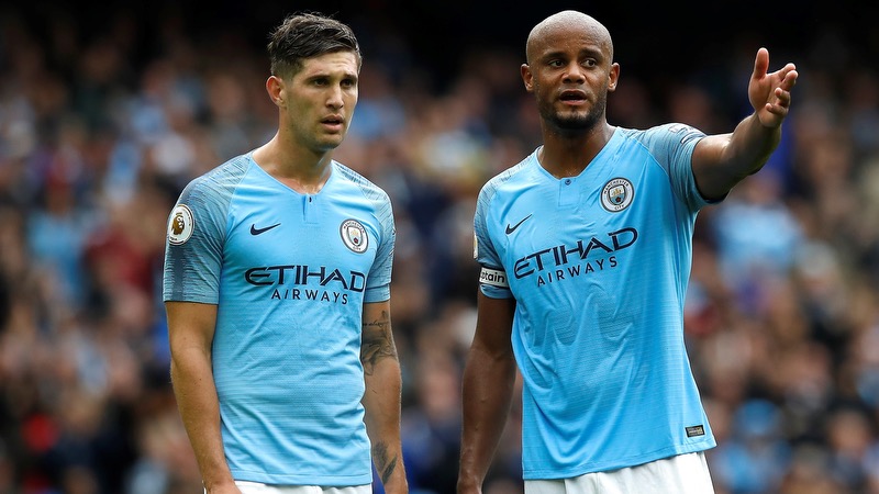 Ruben Dias đang nối bước của Kompany