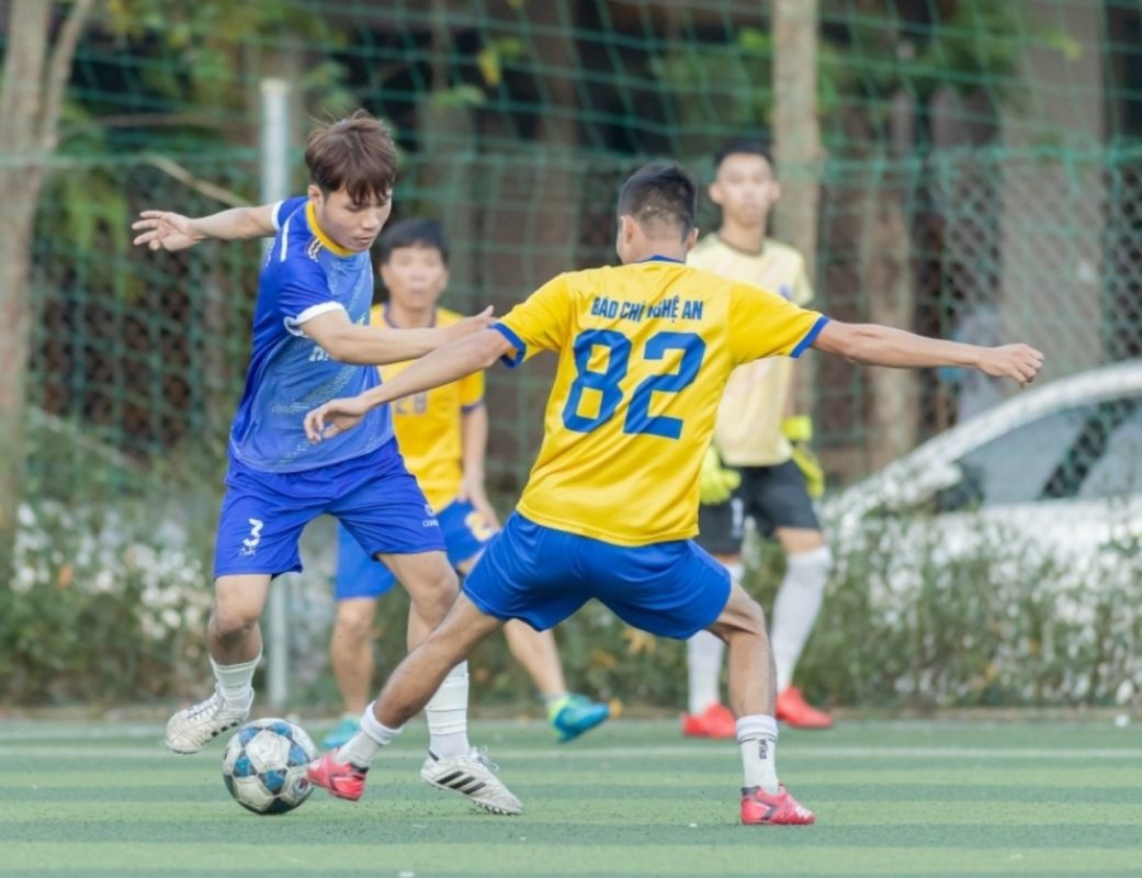 Hậu Vệ Thòng Là Gì? Kỹ Năng Cần Thiết Của Một Hậu Vệ Thòng