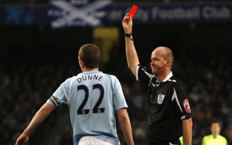 Những cầu thủ nhận nhiều thẻ đỏ nhất lịch sử Premier League