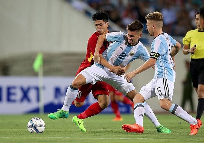 Tì Đè Trong Bóng Đá Là Gì? Luật, Kỹ Thuật Shielding Và Cách Thực Hiện