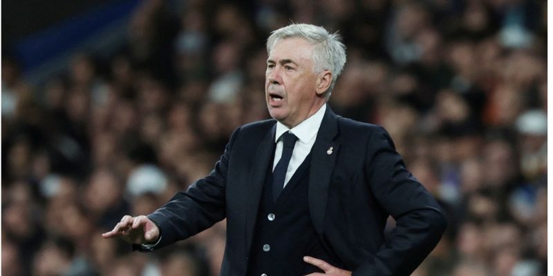 Khoảnh khắc nâng cúp vô địch của Carlo Ancelotti cùng các học trò