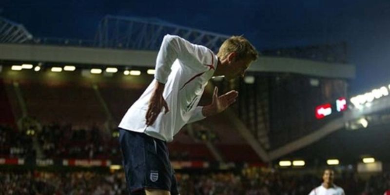 Peter Crouch ăn mừng bằng điệu nhảy robot