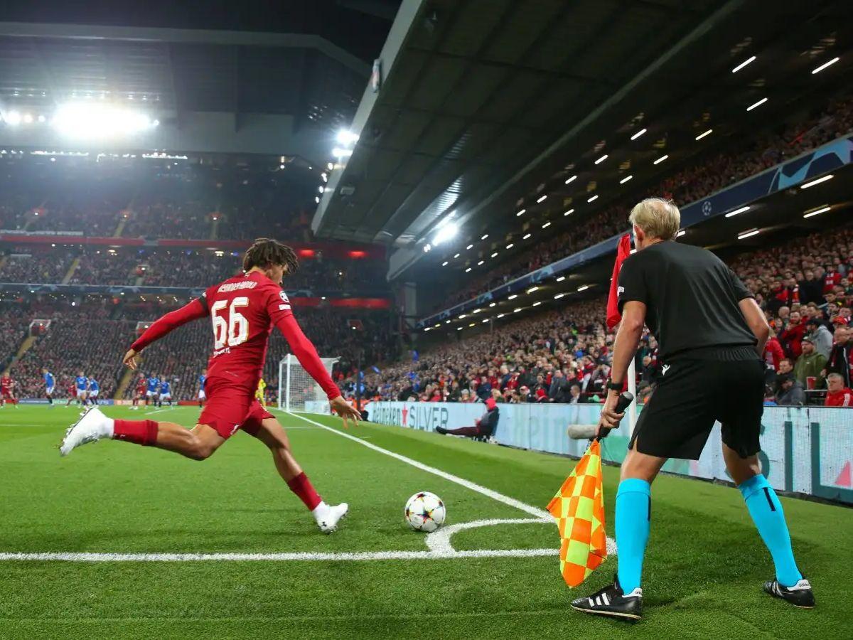 17 Luật Bóng Đá Cơ Bản Cần Biết 2025